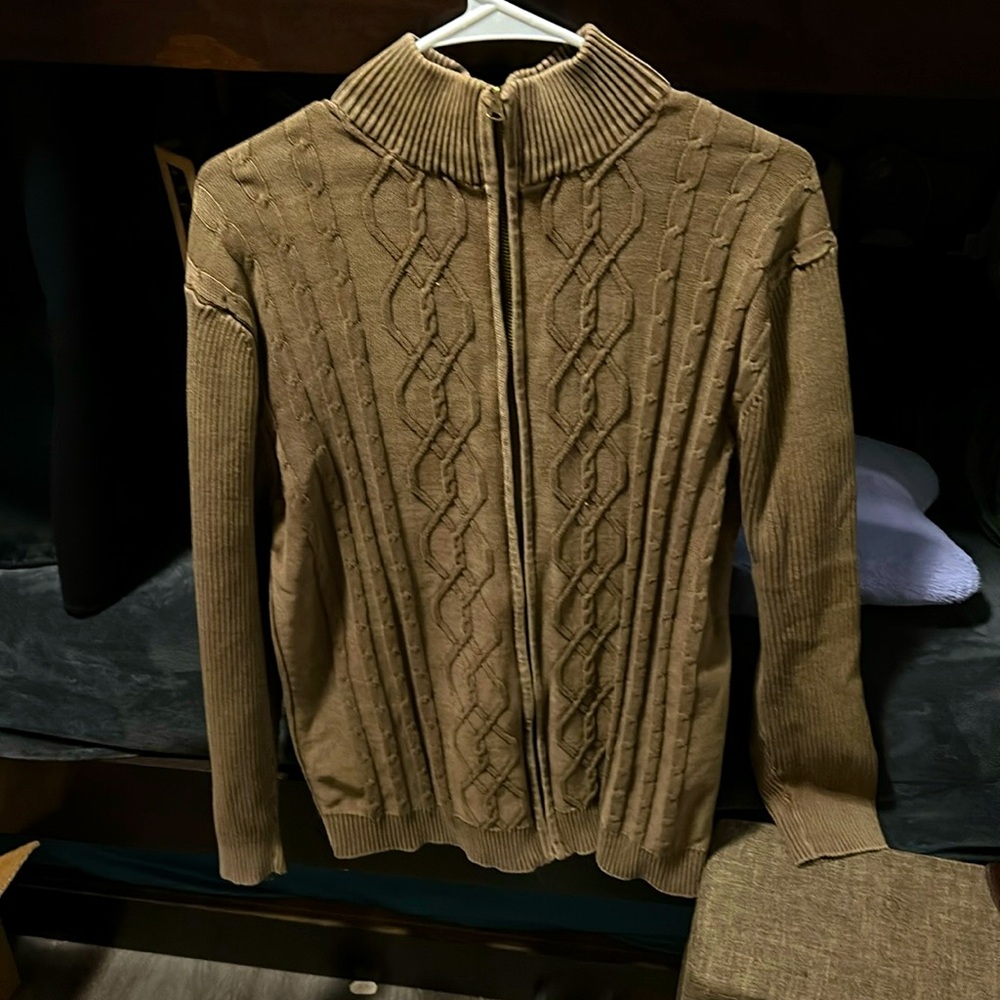 Brown tight knit sweater, flowey and comfy